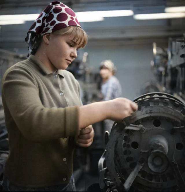 Работница на текстильном комбинате. Минск, 1967 год. Работница на текстильном комбинате. Минск, 1967 год.