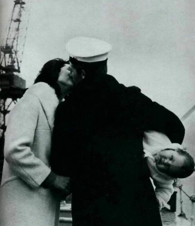 Первая встреча с ребенком после 14 месяцев в море, 1940-е Первая встреча с ребенком после 14 месяцев в море, 1940-е