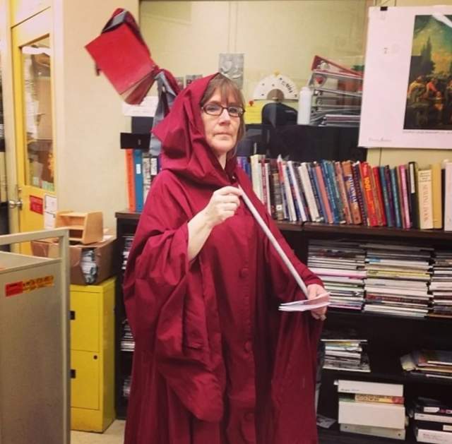 Раз в год библиотекарь наряжается как смерть, чтобы собрать не сданные книги Раз в год библиотекарь наряжается как смерть, чтобы собрать не сданные книги