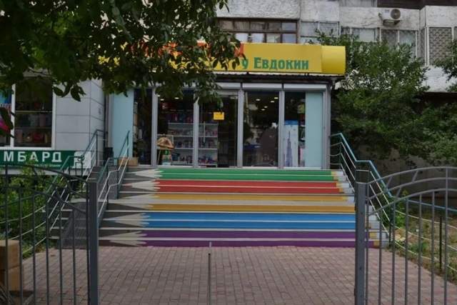 «Лестница у магазина канцтоваров. Выглядит свежо и оригинально, затраты совершенно незначительные» «Лестница у магазина канцтоваров. Выглядит свежо и оригинально, затраты совершенно незначительные»