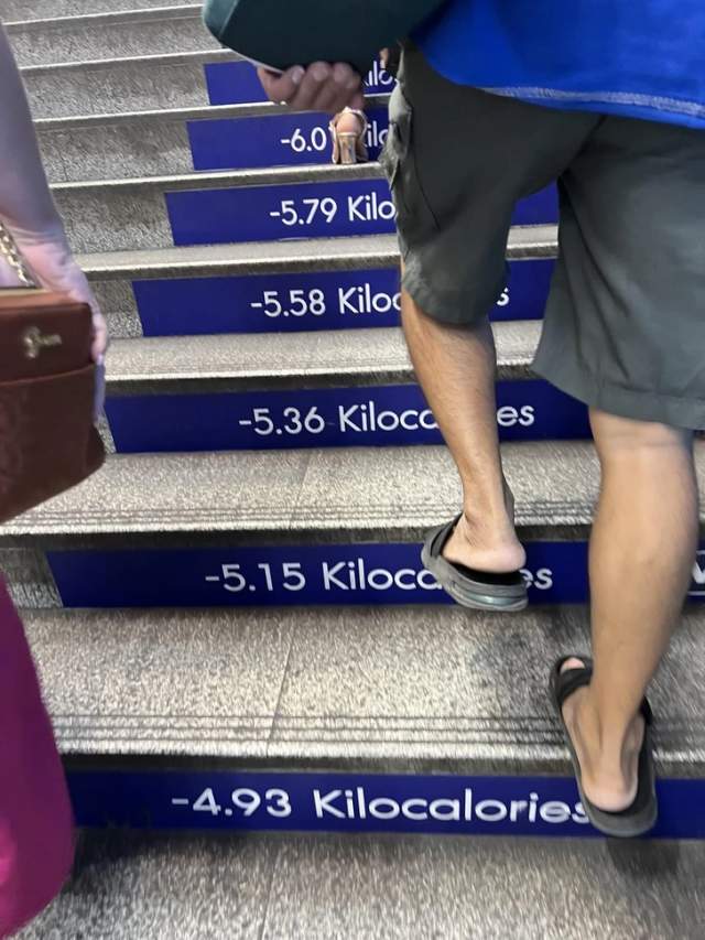 Эти ступеньки на станции метро в Бангкоке сообщают вам, сколько калорий вы сжигаете, поднимаясь по ним Эти ступеньки на станции метро в Бангкоке сообщают вам, сколько калорий вы сжигаете, поднимаясь по ним