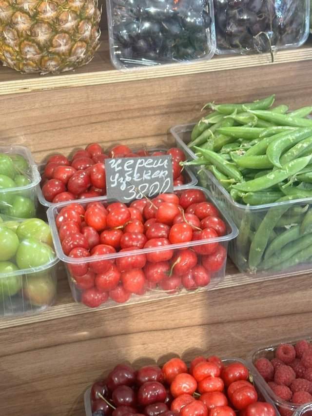 Атомные цены на черешню и клубнику в Москве