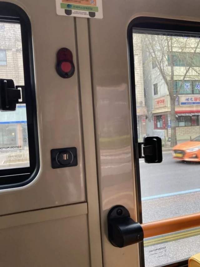 USB-разъёмы почти на каждом углу, в том числе и в общественном транспорте USB-разъёмы почти на каждом углу, в том числе и в общественном транспорте