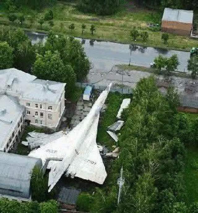 20. Ту-144 во дворе 20. Ту-144 во дворе