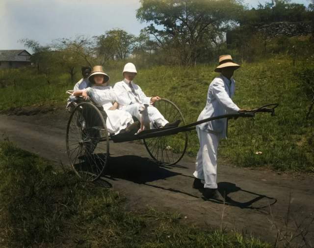 Рикша перевозит семью белых колонизаторов, 1911 год. Рикша перевозит семью белых колонизаторов, 1911 год.