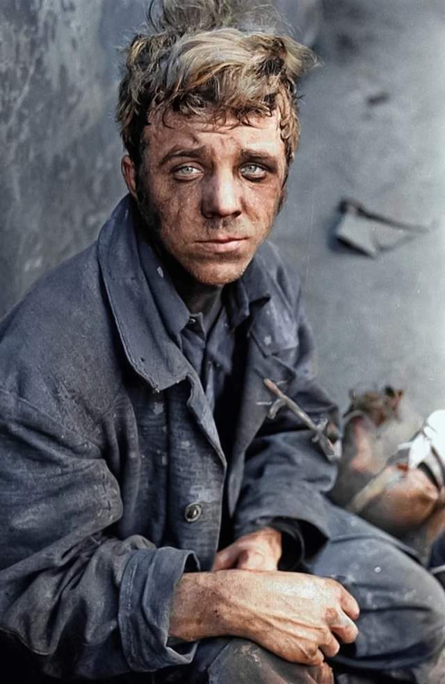 Уставший рабочий, Новокузнецк, 1980 год. Уставший рабочий, Новокузнецк, 1980 год.