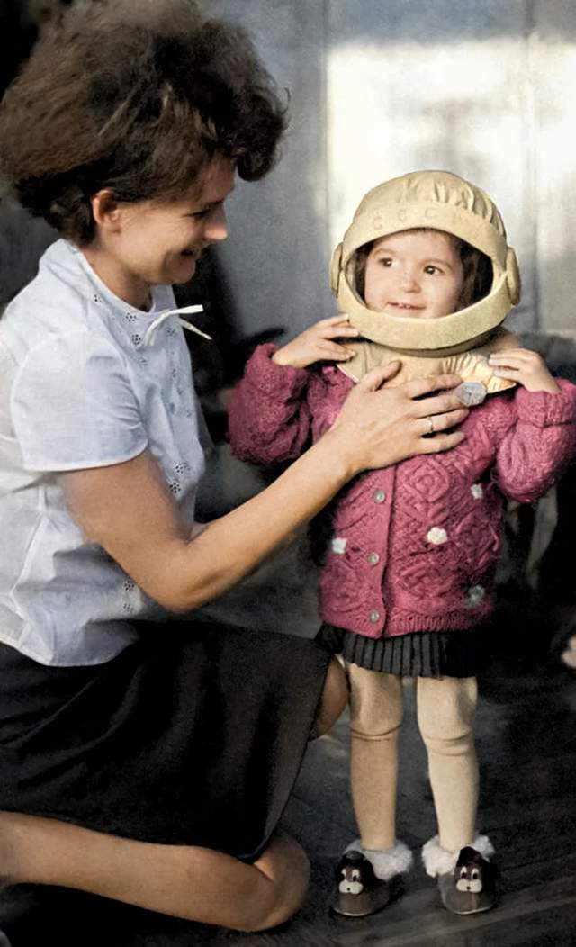 Валентина Терешкова с дочкой Еленой, 1966 год. Валентина Терешкова с дочкой Еленой, 1966 год.
