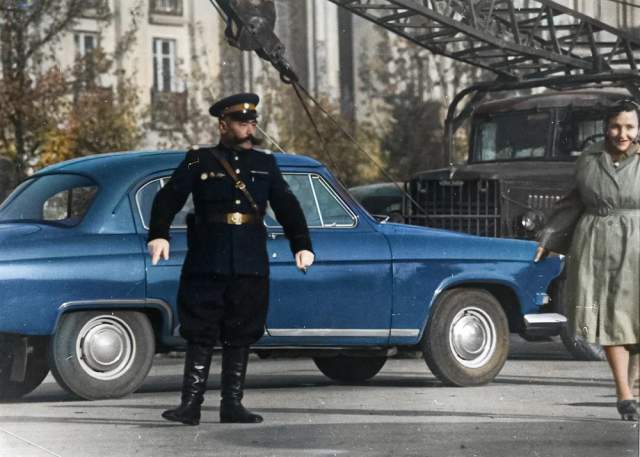 Постовой старшина Садык Касымов у гостиницы Ташкент. Узбекская ССР, 1962 – 1966 год. Постовой старшина Садык Касымов у гостиницы Ташкент. Узбекская ССР, 1962 – 1966 год.