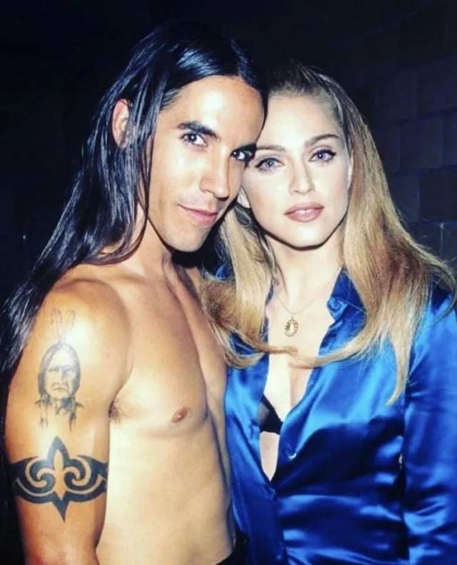 Неотразимая Мадонна в 1995-м году с Энтони Кидис на 12-й церемонии MTV VMA Неотразимая Мадонна в 1995-м году с Энтони Кидис на 12-й церемонии MTV VMA