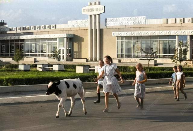 На площади центральной усадьбы колхоза. Саратовская область. Колхоз &quot;Победа&quot;, 1986 год.