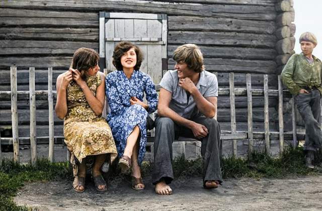 "Деревенский ухажёр". Вечерние посиделки. Белорусская ССР, 1981 год. "Деревенский ухажёр". Вечерние посиделки. Белорусская ССР, 1981 год.