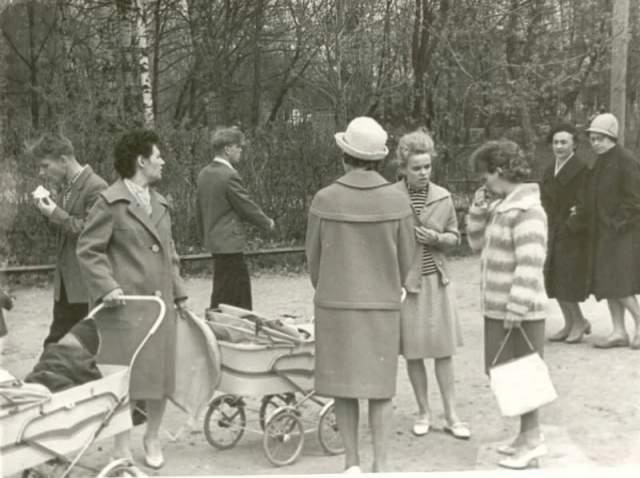«Наши городские модницы в день открытия парка». Г. Ефимовский, 25 мая 1954 года, Череповец. «Наши городские модницы в день открытия парка». Г. Ефимовский, 25 мая 1954 года, Череповец.