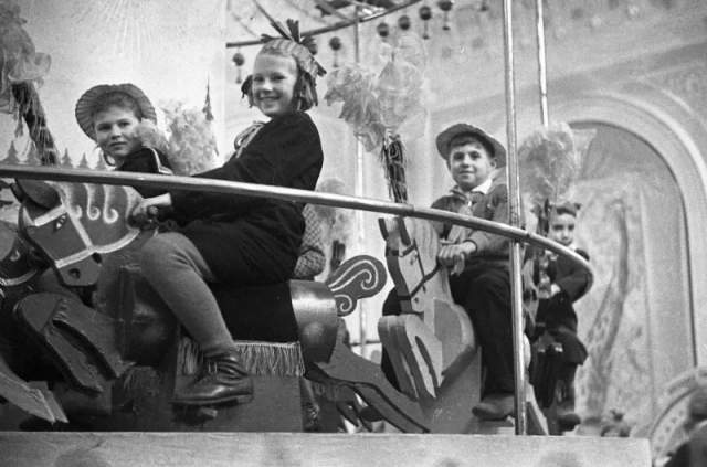 Дети на карусели. С. Васин, 1949 год, Москва. Дети на карусели. С. Васин, 1949 год, Москва.