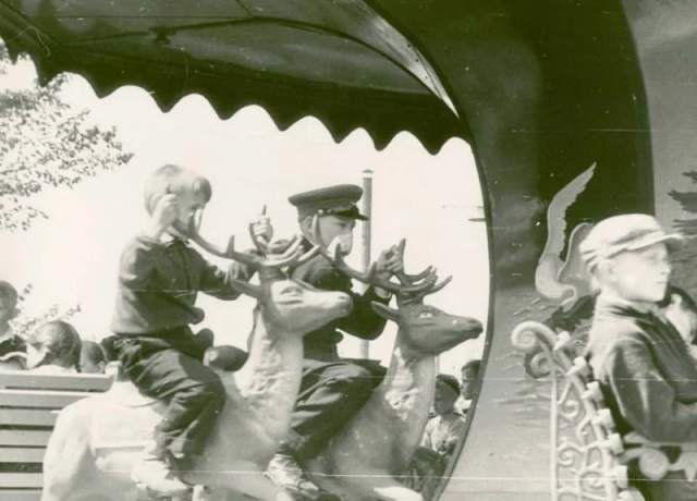 Парк культуры и отдыха: на карусели. В. Петров, 1962 год, Череповец. Парк культуры и отдыха: на карусели. В. Петров, 1962 год, Череповец.