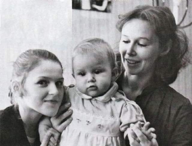 Евгения Симонова с дочками Зоей и Машей, 1980-е годы Евгения Симонова с дочками Зоей и Машей, 1980-е годы