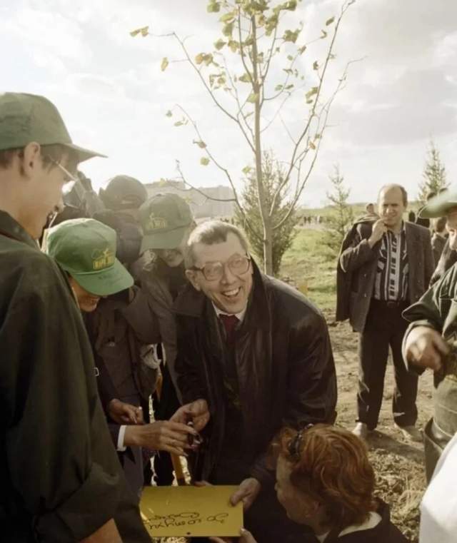 Валерий Золотухин на закладке столичного «Парка звезд» в Крылатском, 1999 год. Фото В. Федоренко. Валерий Золотухин на закладке столичного «Парка звезд» в Крылатском, 1999 год. Фото В. Федоренко.