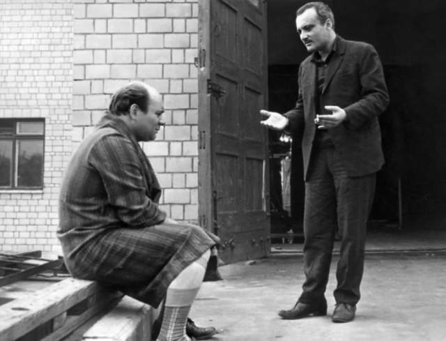 Евгений Леонов и Георгий Данелия во время работы над фильмом «Тридцать три». Евгений Леонов и Георгий Данелия во время работы над фильмом «Тридцать три».