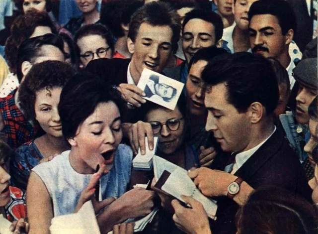 Вячеслав Тихонов раздаёт автографы на кинофестивале. Москва. 1961 год. Вячеслав Тихонов раздаёт автографы на кинофестивале. Москва. 1961 год.