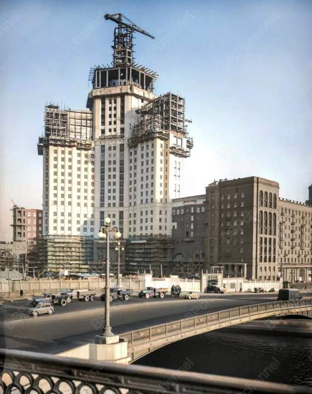 Строительство высотного здания на Котельнической набережной. Москва, 1950 год. Строительство высотного здания на Котельнической набережной. Москва, 1950 год.