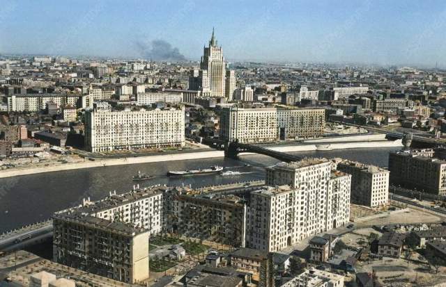 Вид на Смоленскую набережную и набережную Тараса Шевченко с гостиницы Украина. Москва, 1957 год. Вид на Смоленскую набережную и набережную Тараса Шевченко с гостиницы Украина. Москва, 1957 год.
