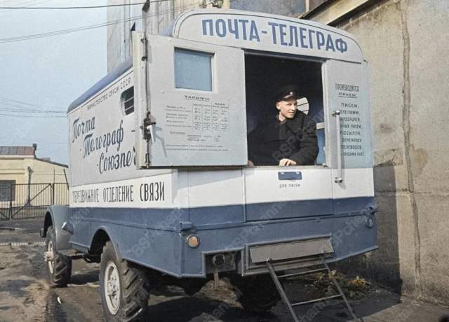 Во дворе Главпочтамта, 1952 год. Во дворе Главпочтамта, 1952 год.