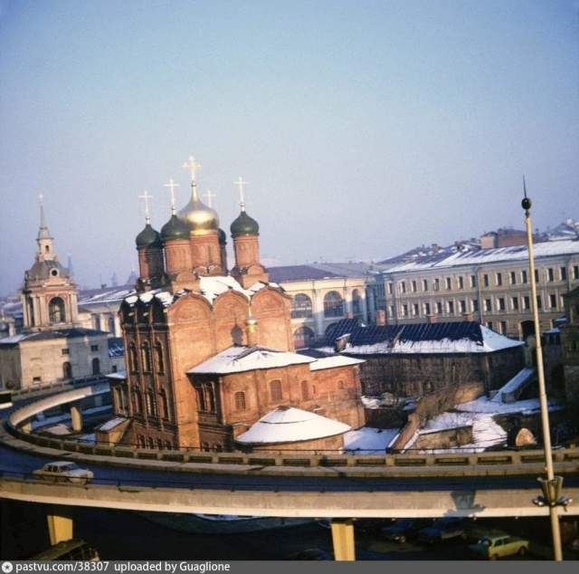 Вид на улицу Разина и пандусы гостиницы "Россия". Вид на улицу Разина и пандусы гостиницы "Россия".