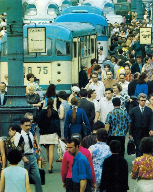 Суета на площади Революции. Суета на площади Революции.