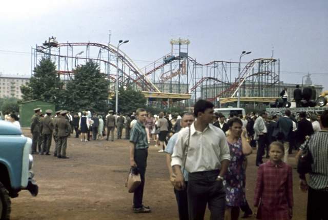 В 1971 году в ЦПКиО имени Горького открылась выставка "Аттракционы-1971". В 1971 году в ЦПКиО имени Горького открылась выставка "Аттракционы-1971".