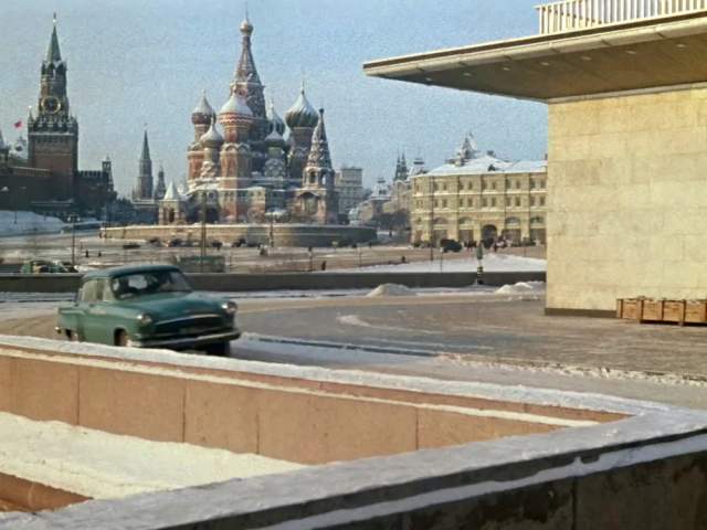 Вид от гостиницы "Россия" в сторону Красной площади. Кадр из фильма "Джентльмены удачи". Вид от гостиницы "Россия" в сторону Красной площади. Кадр из фильма "Джентльмены удачи".