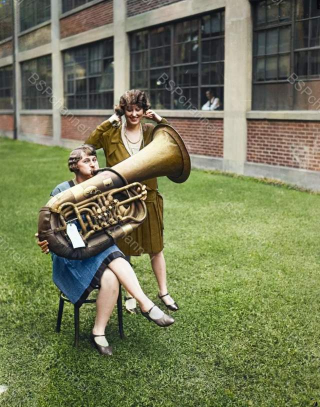Женщины с трубой. США, 1928 год. Женщины с трубой. США, 1928 год.