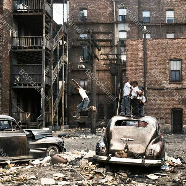 Дети на брошенных машинах в трущобах Чикаго, Иллинойс, США, 1954 год. Дети на брошенных машинах в трущобах Чикаго, Иллинойс, США, 1954 год.