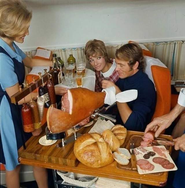 Подача закусок на рейсе Scandinavian Airlines, 1969 год