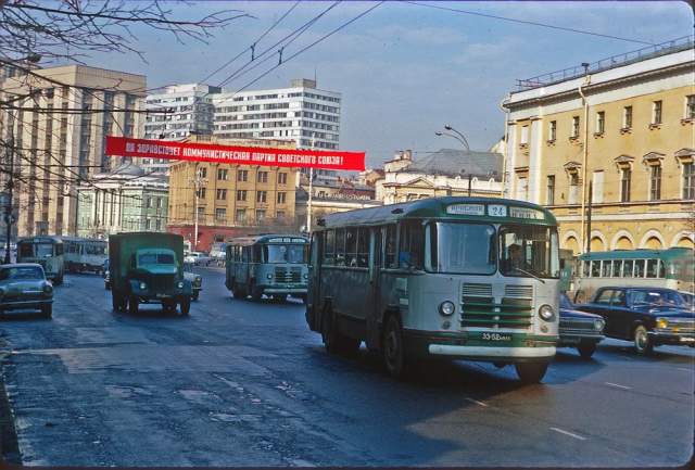 Перемещаемся на проспект Маркса (ныне - Театральный проезд)
