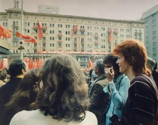 1 мая в Москве: на улицах столицы прогуливаются Дэвид Боуи и его бэк-вокалист Джефф Маккормак 1 мая в Москве: на улицах столицы прогуливаются Дэвид Боуи и его бэк-вокалист Джефф Маккормак