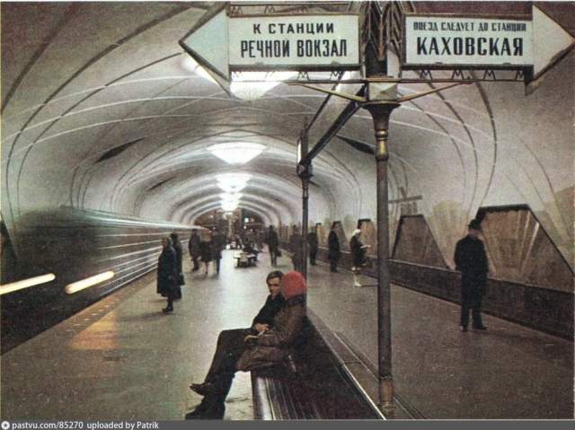 На станции метро "Аэропорт". Можно вспомнить, какой была навигация в московском метро семидесятых. На станции метро "Аэропорт". Можно вспомнить, какой была навигация в московском метро семидесятых.
