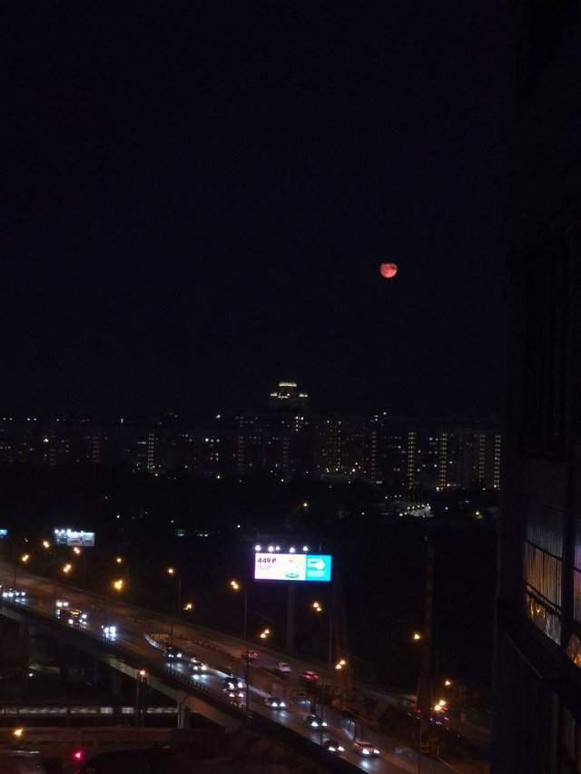Прошлой ночью над Москвой взошла "кровавая луна" Прошлой ночью над Москвой взошла "кровавая луна"