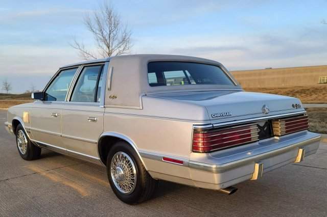 Передняя панель Chrysler New Yorker 1980-х годов Передняя панель Chrysler New Yorker 1980-х годов
