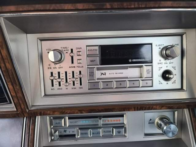 Передняя панель Chrysler New Yorker 1980-х годов Передняя панель Chrysler New Yorker 1980-х годов