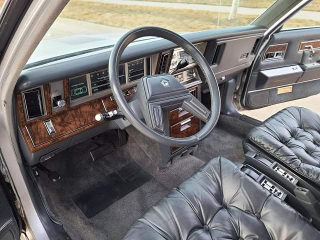 Передняя панель Chrysler New Yorker 1980-х годов Передняя панель Chrysler New Yorker 1980-х годов