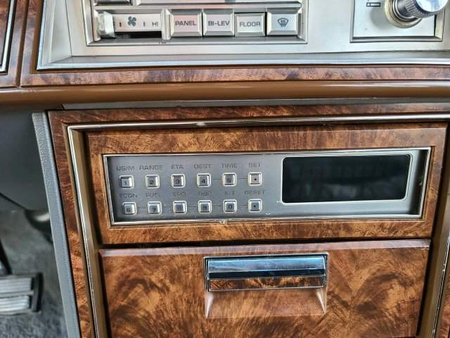 Передняя панель Chrysler New Yorker 1980-х годов Передняя панель Chrysler New Yorker 1980-х годов
