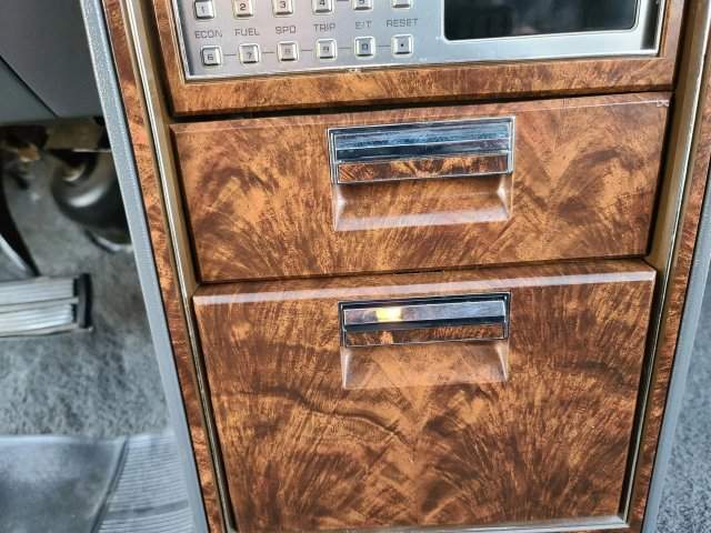 Передняя панель Chrysler New Yorker 1980-х годов Передняя панель Chrysler New Yorker 1980-х годов