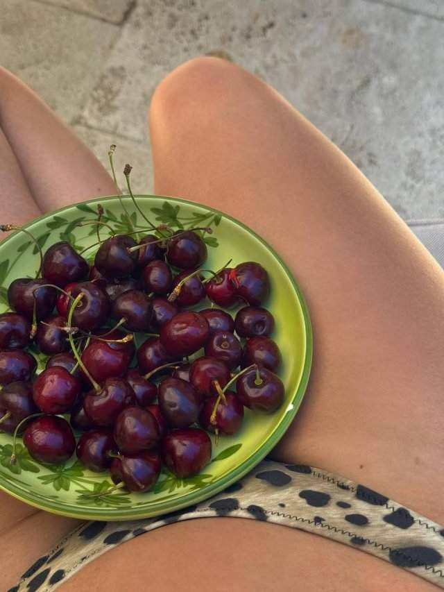 Кайли Дженнер объедается черешней