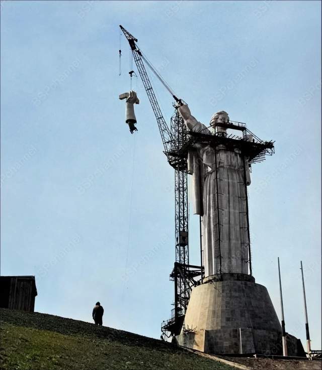 Монтаж монумента-скульптуры "Родина-мать". Киев, 1980 год. Монтаж монумента-скульптуры "Родина-мать". Киев, 1980 год.