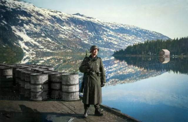 Горный егерь вермахта на пристани в норвежском Финнайдфиорде (Finneidfjord), 1940 год. Горный егерь вермахта на пристани в норвежском Финнайдфиорде (Finneidfjord), 1940 год.