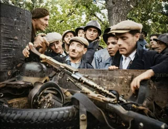 Французские корсиканские партизаны осматривают брошенное немецкое снаряжение и оружие. Верхняя Корсика, Франция, 1943 год. Французские корсиканские партизаны осматривают брошенное немецкое снаряжение и оружие. Верхняя Корсика, Франция, 1943 год.