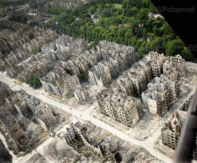 Гамбург после четырех бомбардировочных налетов союзников в июле 1943 года. Гамбург после четырех бомбардировочных налетов союзников в июле 1943 года.