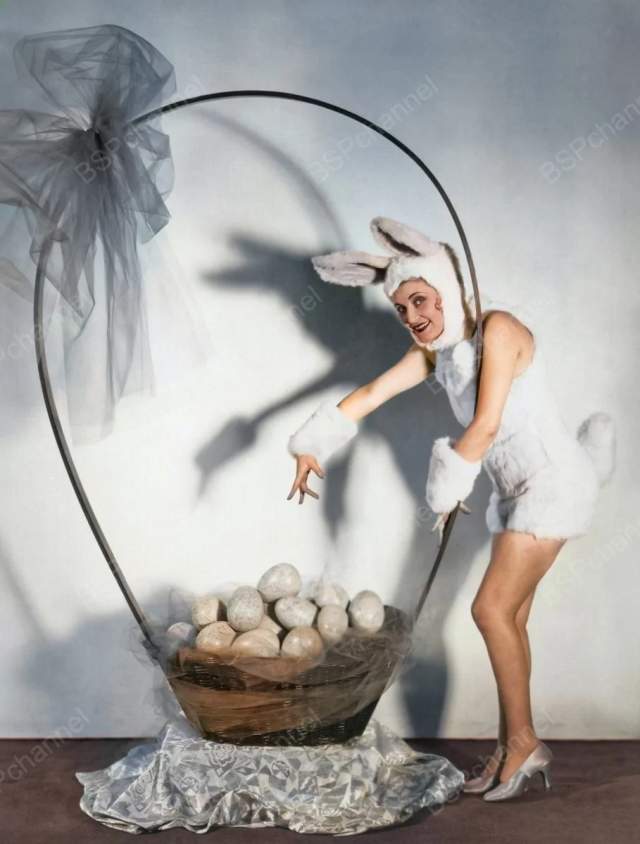 Рекламный портрет актрисы Жанетт Лофф (1906-1942) в костюме пасхального кролика. США, 1930-е. Рекламный портрет актрисы Жанетт Лофф (1906-1942) в костюме пасхального кролика. США, 1930-е.