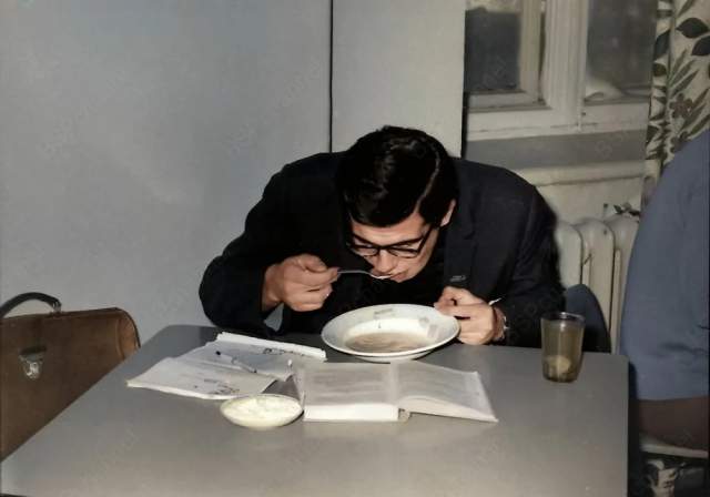 Сергей Лавров в студенческой столовой, 1968 год. Сергей Лавров в студенческой столовой, 1968 год.