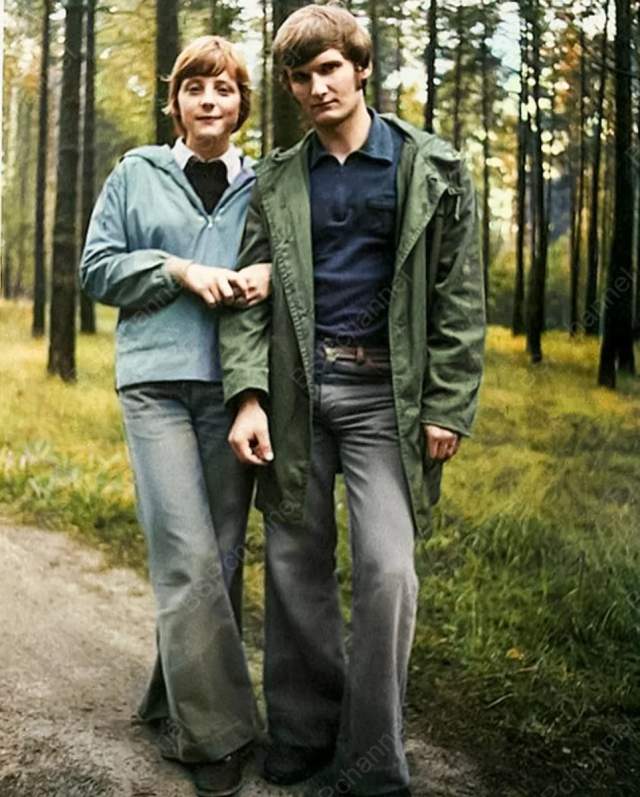 Юная Ангела Меркель и ее первый муж Ульрих Меркель, 1975 год. Юная Ангела Меркель и ее первый муж Ульрих Меркель, 1975 год.