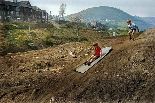 На фанере с горки. Уэльс, Великобритания, 1977 год. На фанере с горки. Уэльс, Великобритания, 1977 год.